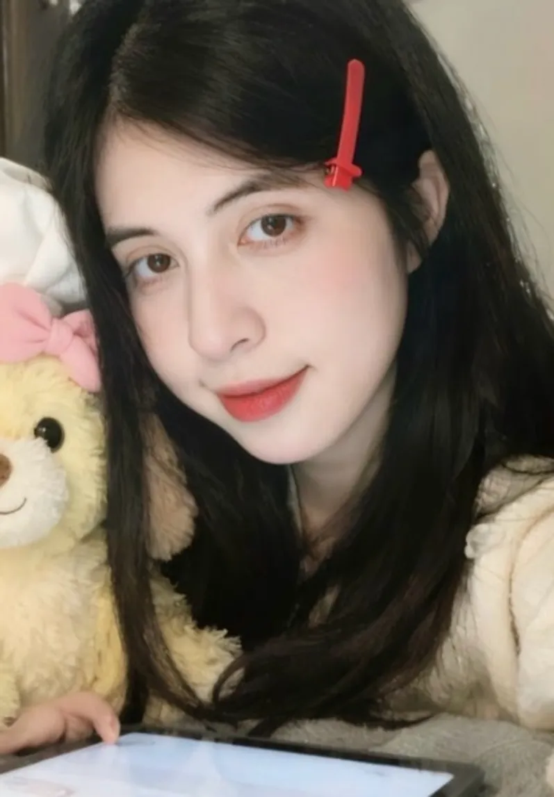 A 1v1 cam chat on CamGirl, one of the MeetCam alternatives compared here